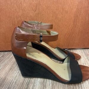 Tommy Hilfiger Women's Brown and Black Wedge Sandals